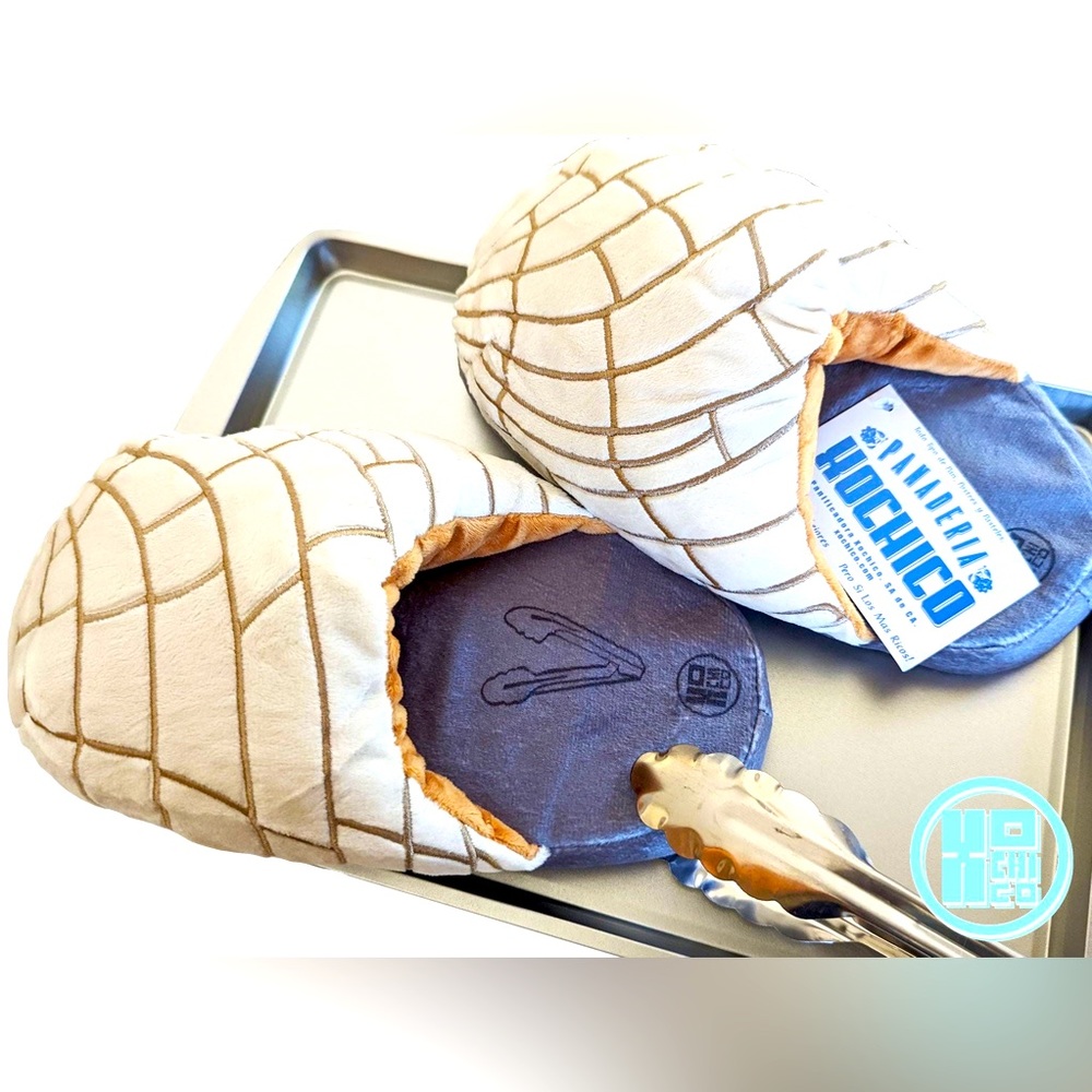 NWT concha slippers in original pkg size s/m